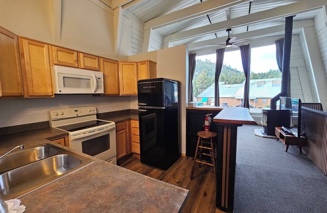 1 Bedroom Suite w/loft+no cleaning fee+breakfast.