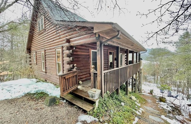 1 bedroom with a loft and hot tub cabin 45 minutes to Asheville