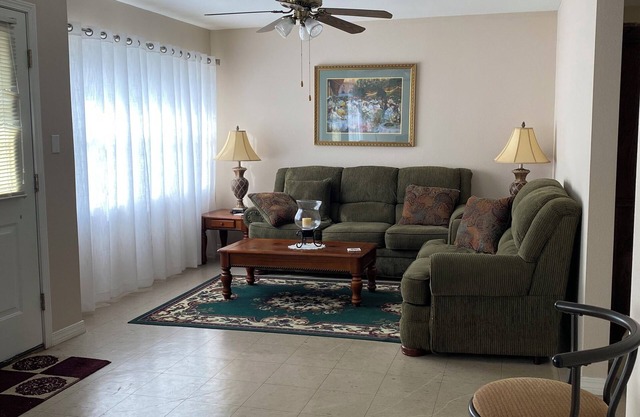 1 block from beach 2-bedroom house in Gulfport with AC, WiFi. Enjoy your stay