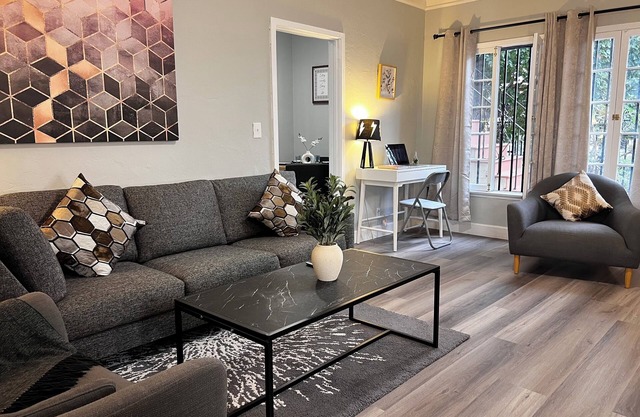 1-BR Retreat in East Hollywood – Prime Location!
