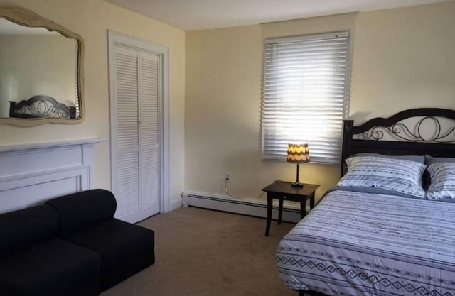 1 BR unit, private entrance and bathroom, free parking, walk to FSUnn