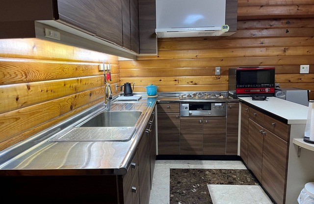 1 couple per day Balcony with a view of the Seto Inland Sea, private space with friends and family, private time! (3 Western-style rooms and 1 Japanese-style room) Pets are allowed.