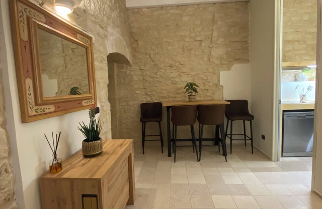 1 Independent Room with Private Bathroom, Kitchen in common Washer/Dryer