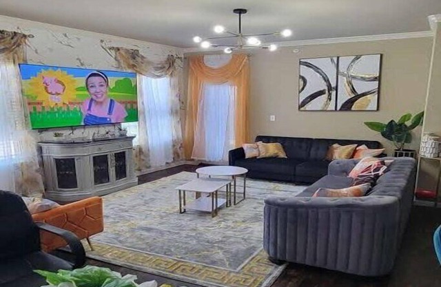 1 king bed,2 sofa beds,office,walk shopping restaurant,12min OU ,15min Airport