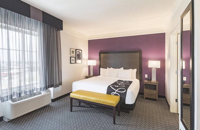 1 King Bed, Deluxe Family Suite, La Quinta Inn, Pool, Near Six Flags