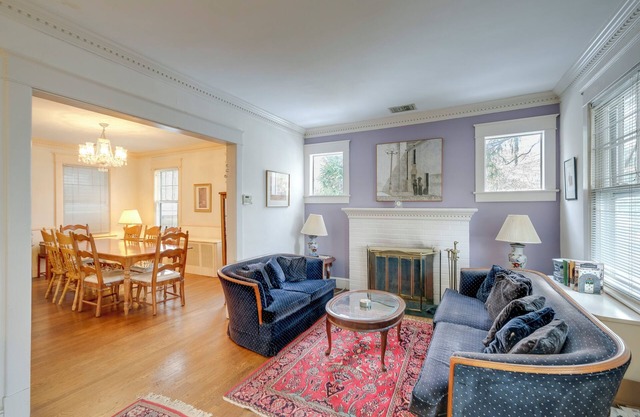 1 Mi to East Falls Station: Home w/Office!