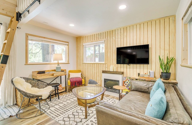 1 Mi to Lake: Cozy Crestline Cabin w/Hot Tub!