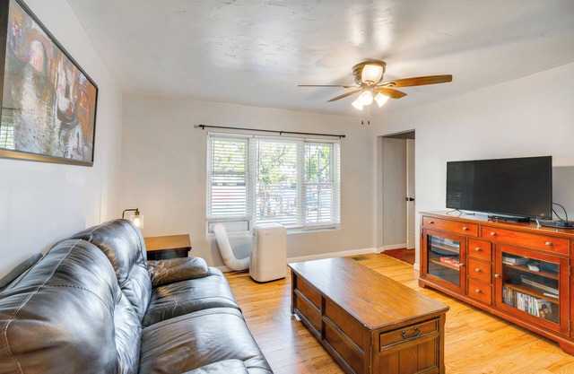 1 Mi to Red Rock Canyon: Old Downtown Loft