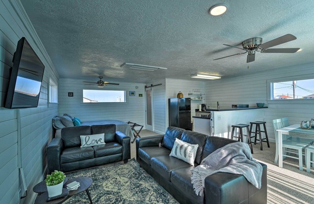 < 1 Mi to Surfside Beach: Open-Concept Cottage