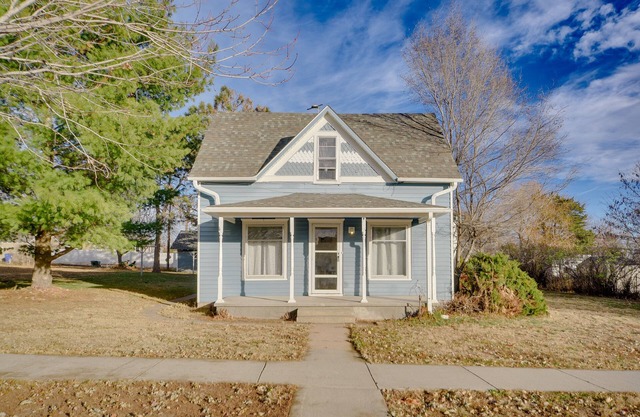 < 1 Mi to Vineyard: Historic Farnam Home!