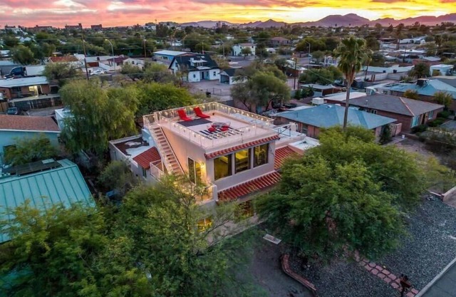 1 mile to UofA, 5 minutes to downtown. 360 views of city lights & mountains!