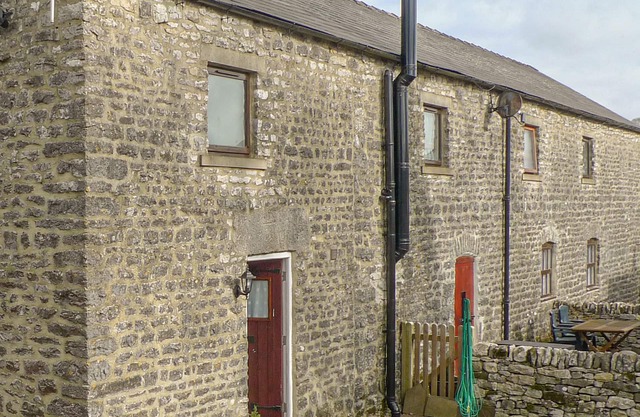 1 PRIMITIVE MEWS, pet friendly, with a garden in Chelmorton