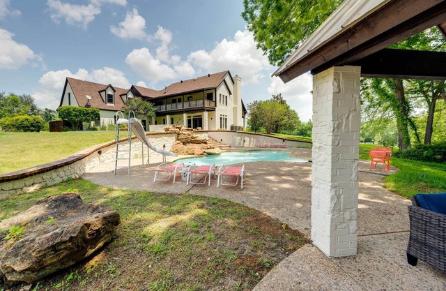 10 Acres w/Pool & Pond: Luxury Melissa Villa!