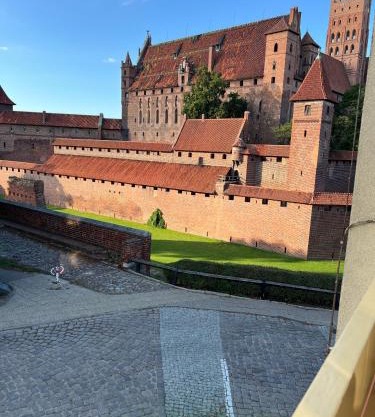 10 METRÓW OD ZAMKU Malbork