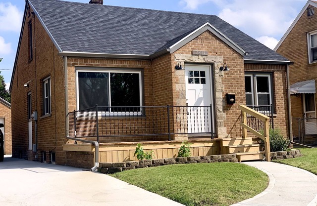10 minutes from Downtown Toledo! Cozy 2bed, 2bath, game room, propane fire pit