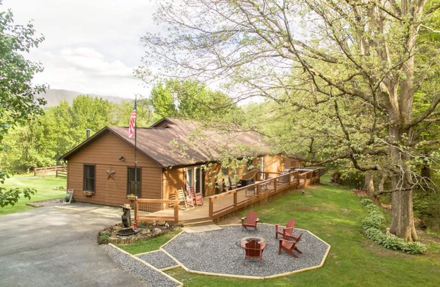 10 minutes to GSMNP - Large fenced yard - Firepit -Hot tub -Swimming pool access