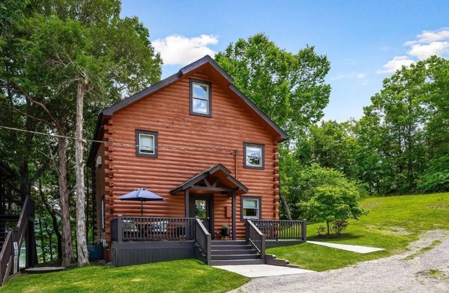 10 Person Golden Cedar Lodge 16 - 2 Floors and a 3rd floor loft, entertainment room, full kitchen