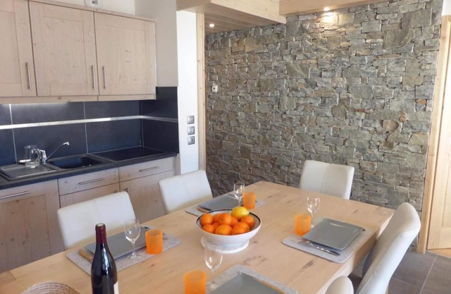 100m from resort center, 4th floor, balcony, parking, tv, ski locker, 57m², Champagny-en-Vanoise