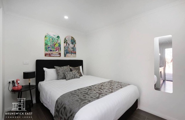 107 Entire Guesthouse: Queen Bed w/Private Ensuite bath Fast WiFi Hotel-Grade Linen 24/7 Security Near Tram 18 Mins to CBD