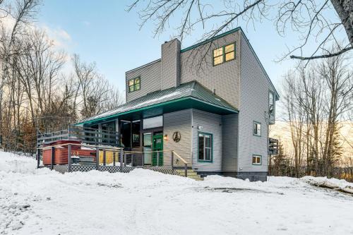 11 Mi to Sugarbush Eclectic Ski House with Hot Tub!