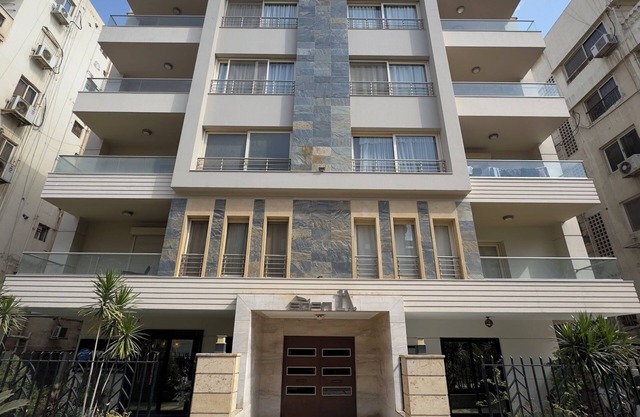 1108 . Spacious 3BR Apt. 2BA Near Airport
