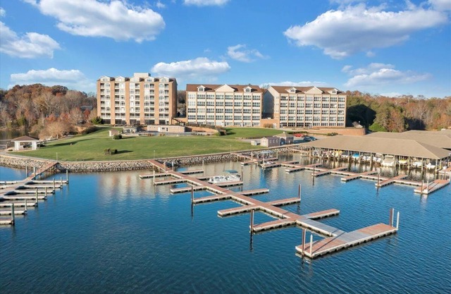 #113 Pointe - 1 Bedroom Lakefront Condo at Mariners SML
