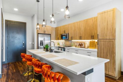 12 Min to Downtown Balcony Apt with Free Parking