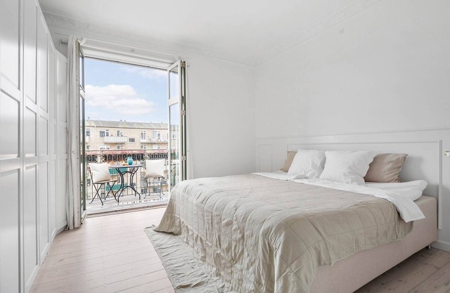 125 m2 luxury in Hellerup with balcony & fireplace