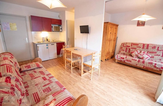 130m from ski slopes, 1st floor, balcony, parking, tv, ski locker, 27m², La Norma