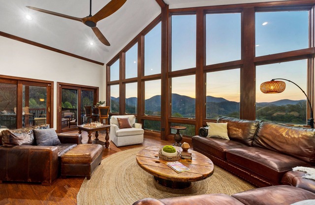 14 Acres - Theater Room - 20 Miles to DT Asheville - Paved Drive the whole way!