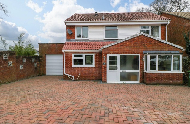 14 BIRCHWOOD ROAD, family friendly, with open fire in Woolaston