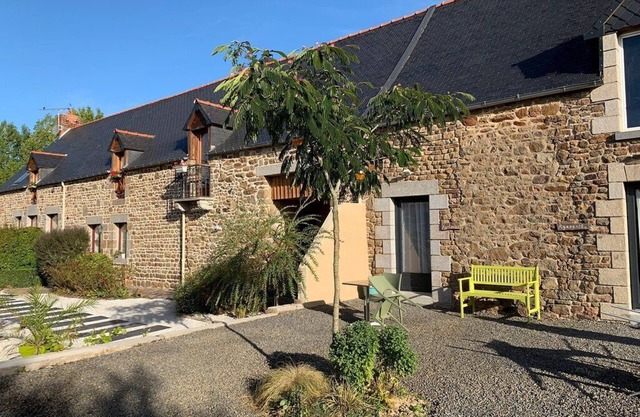 15 kms from Mont Saint Michel Hortensia room for 2 people