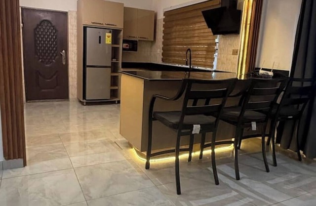 15 mins from Airport | 3 BDR house | parking+wifi