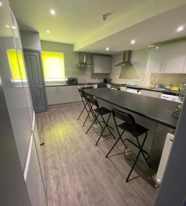 15 on Hill Crescent, 6 en-suite bedrooms, Sleeps 12