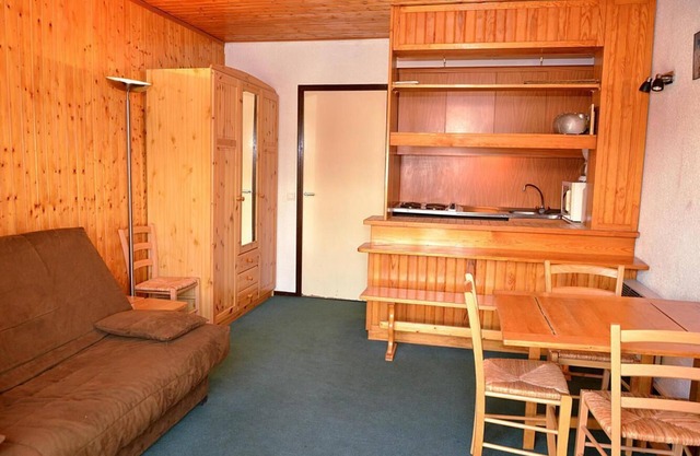 150m from ski slopes, 1st floor, balcony, tv, ski locker, 25m², Flaine