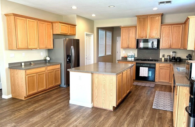 16 Guest- CA King Bed, RV Parking