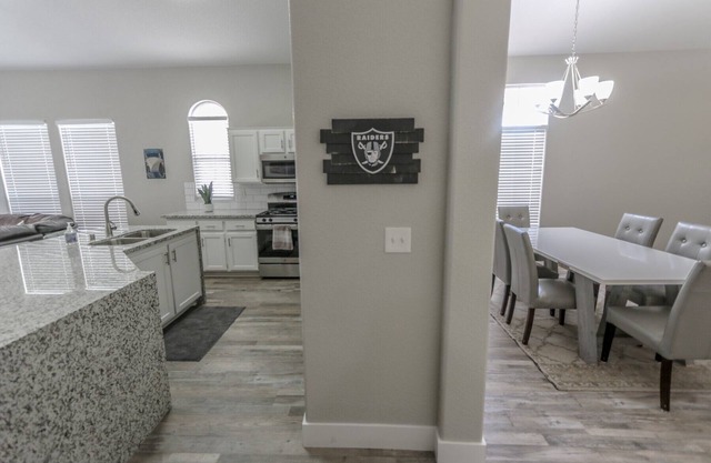 1737 sqft single-story with vaulted ceilings - Great location