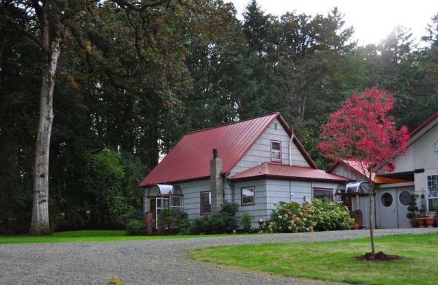 1880's Farm House on a Christmas Tree Farm 5 Minutes to Oregon State University
