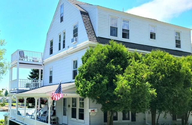 1890 Captain's House N.E. Charm w/Water Views over Mill Cove 5mins walk to town.