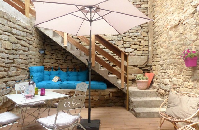 18kms from Carcassonne, gîte in the heart of the Minervois. Mansion