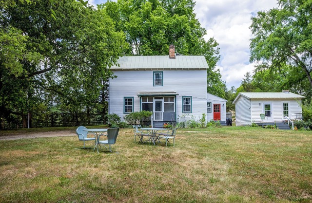 1900's Tuckahoe Farmhouse, a stroll away from Thomas Jefferson's childhood home