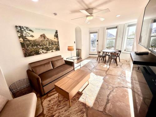 1900 Suite Downtown Views pet friendly