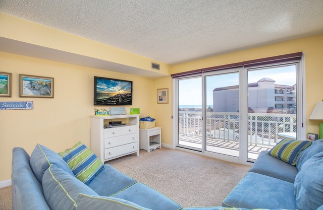 1B/1B condo with Ocean views, Resort style, Free WIFI, Few steps to the Beach!