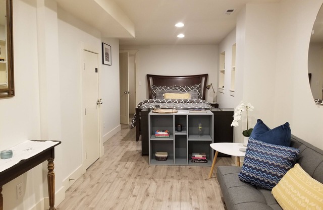 1Bd/1Bth w/kitchenette, 1 mile to Space Needle, 75 walk score, free parking