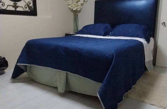 1bdrn apt. with self checking and pet friendly.3min. walk to beach .