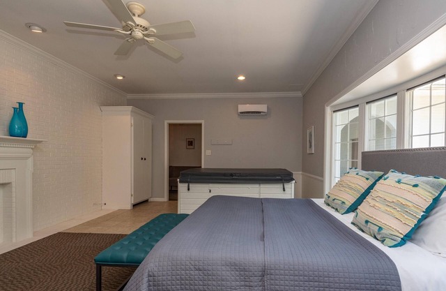 1BR, 1BA Luxury Hot tub Suite