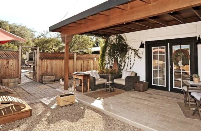 1BR 1BA MINI CHATEAU WITH KITCHEN+YARD+PARKING+LAUNDRY+WIFI. BY WHOLE FOODS MKT