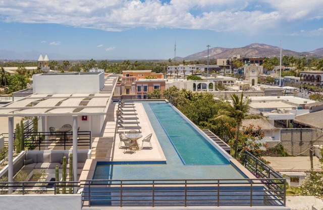 1BR Rooftop & Pool in Cardinal