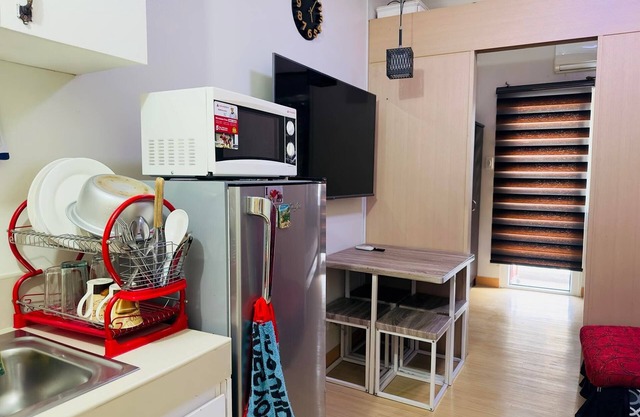 1BR with Balcony facing swimming pool (WIFI and Netflix)