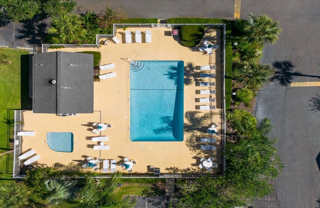 1st Floor Condo w/2 pools! 1 mi from beach/shops!